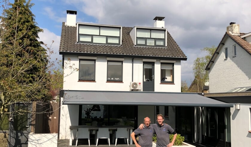 Dick Hoeks met zijn collega Anton bij een zojuist opgeleverde zonwering.