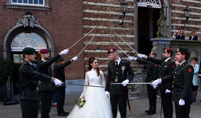 Een heuse sabelwacht bij de bruiloft van Dineke en Jeroen.