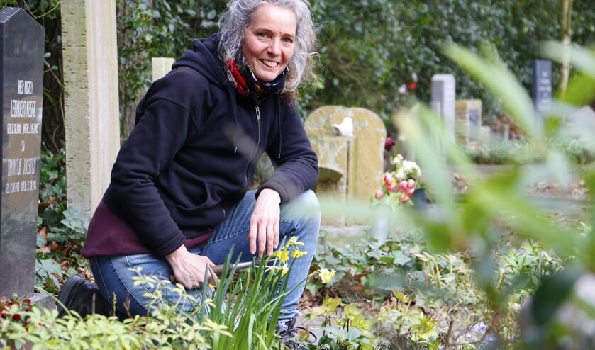 Monique Kooy onderhoudt een tuingraf op begraafplaats Bieberg.