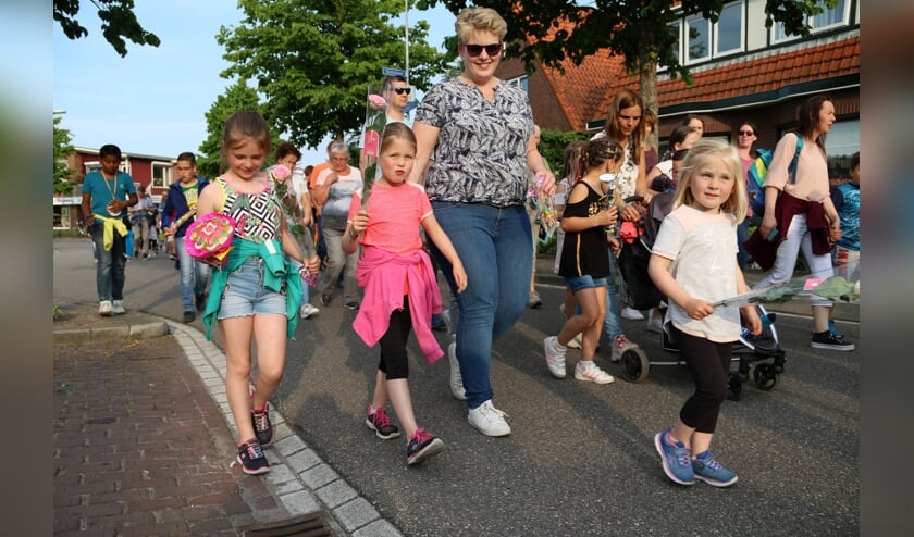 De deelnemers van de Avondvierdaagse in Kruiningen zijn feestelijk onthaald.