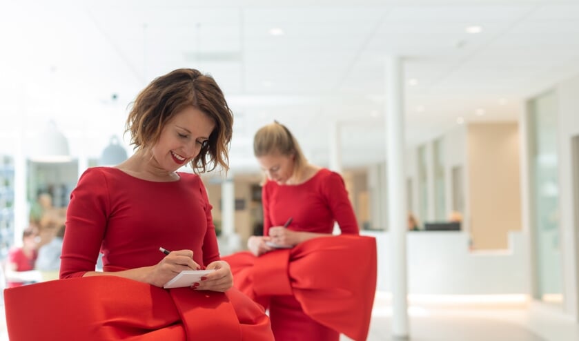 De complimentenmeisjes schenken met persoonlijke woorden en leuke opstekertjes op een positieve manier aandacht aan het rookvrij beleid.