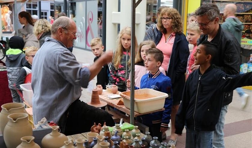 De toeristenmarkt is leuk voor het hele gezin. FOTO G. VAN DAMME