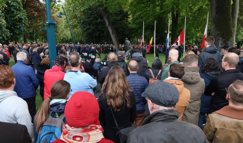 Veel mensen komen bijeen in het Valkenberg voor de dodenherdenking.