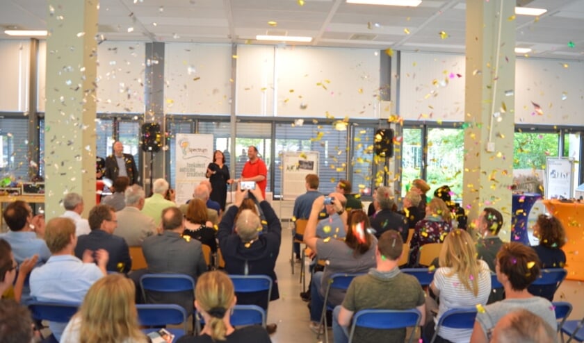 Confetti bij de uitreiking van de certificaten.