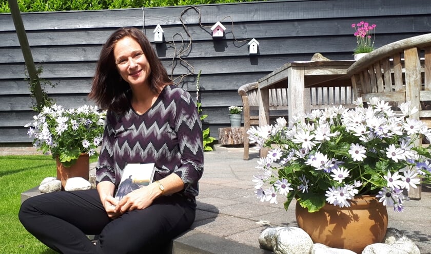 Tanja Huissoon in haar tuin, waar ze haar boek ook heeft gepresenteerd.