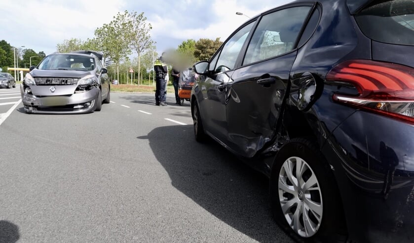 Beide auto's liepen flink wat schade op.