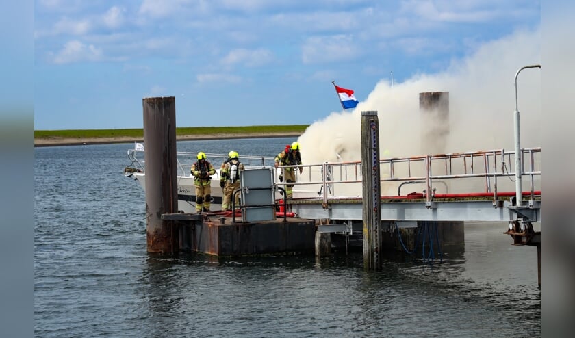 Het jacht van ongeveer 15 meter staat volledig in brand.