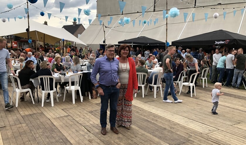 Er werd een barbecue georganiseerd in het dorp.