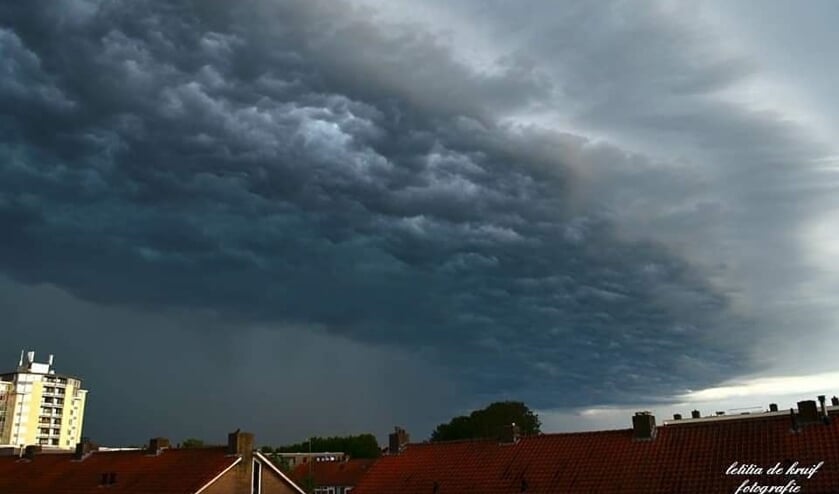 Donkere wolken tijdens een van de stortbuien van afgelopen week.