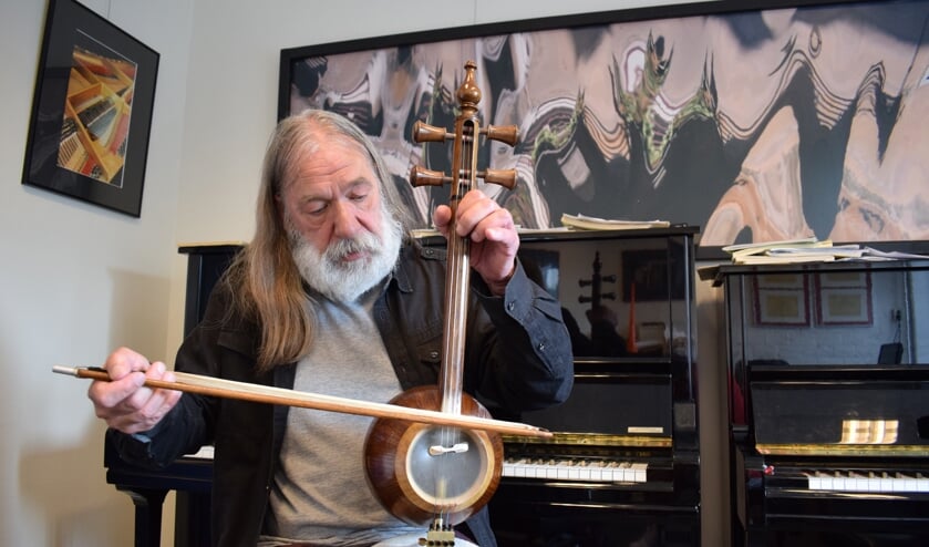 Pieter van Dijck bespeelt zijn Erhu uit China. FOTO STELLA MARIJNISSEN