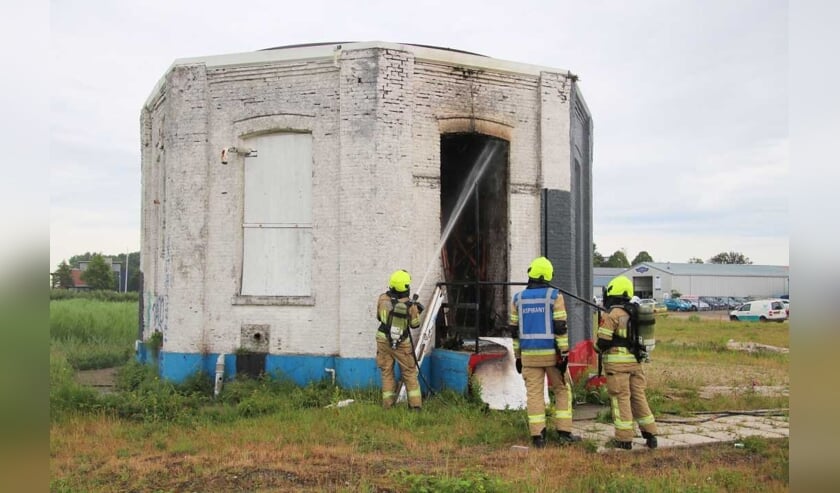 Bij de toegangsdeur stond het kozijn in brand.