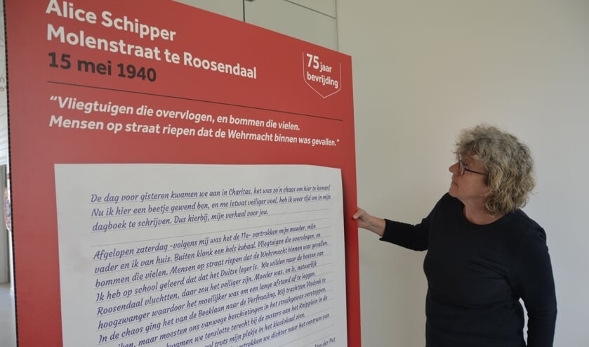 Janine Verster bij één van de verhalen uit de tentoonstelling FOTO REMKO VERMUNT