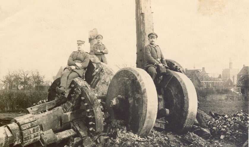 Eén van de verwoeste molens die in het boek wordt beschreven, namelijk de Stenen Molen in Beselare die in 1914 werd verwoest. Op de puinhopen poseren Duitse soldaten.