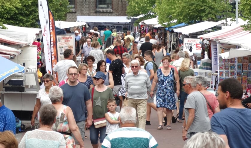 Traditiegetrouw wordt altijd in de eerste weken van de juni het braderieseizoen op Tholen geopend met de braderie van Sint Philipsland.