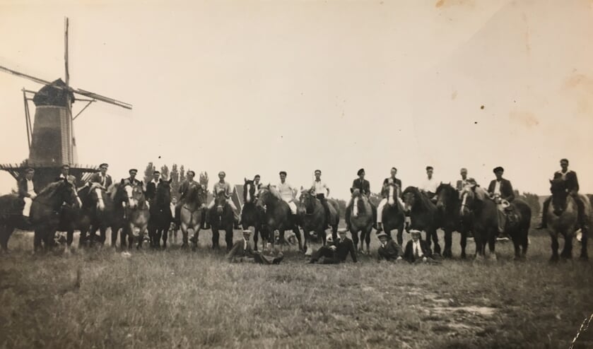 De groepsfoto van Ons Genoegen uit 1953.