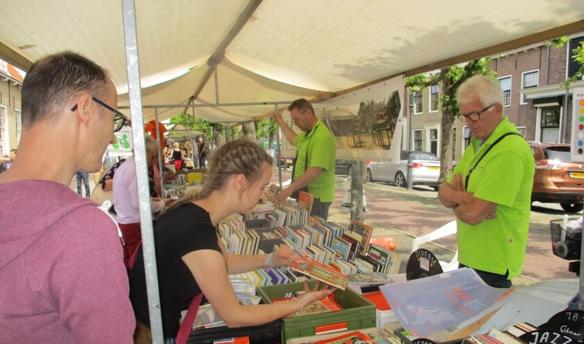 Er werden vele boeken verkocht op de markt.
