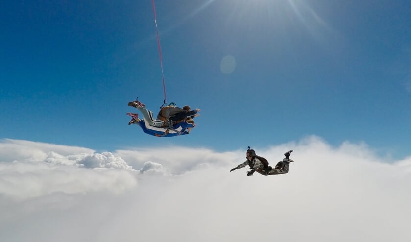 <p>Een eerdere parachutesprong.</p>