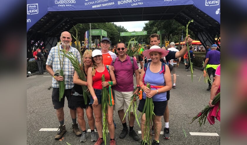 Een deel van de Woensdrechtse wandelaars met in hun midden Steven Adriaansen en Lars van der Beek. FOTO'S GEMEENTE WOENSDRECHT