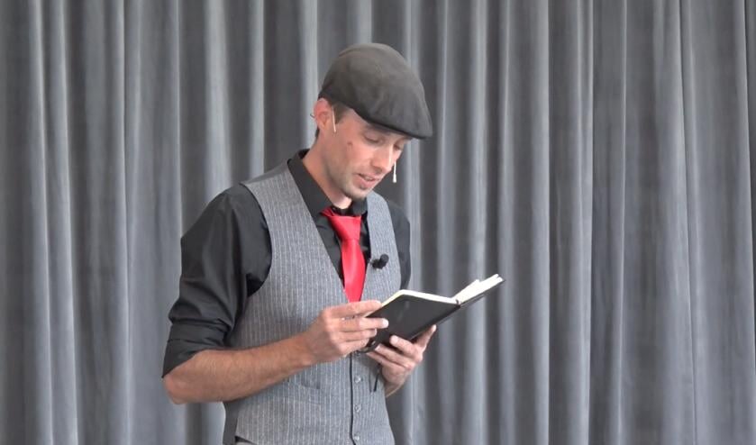 Jeroen van Hoek tijdens het live dichten.