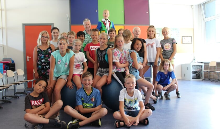 Meester Ger met zijn groep op de Groen van Prinstererschool in Dinteloord vertrekt na 43 jaar.