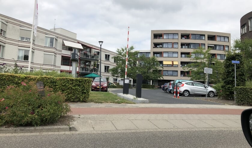 De recent geplaatst slagboom kondigt de parkeerregeling alvast aan.