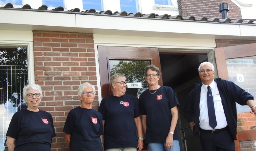 Rien Heijboer van het Leger des Heils (rechts) en vrijwilligers van de kringloopwinkel. FOTO PETER URBANUS