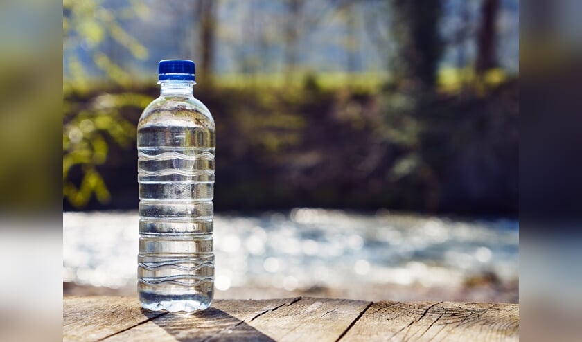 Veel water drinken voorkomt uitdroging bij extreme hitte. FOTO SHUTTERSTOCK