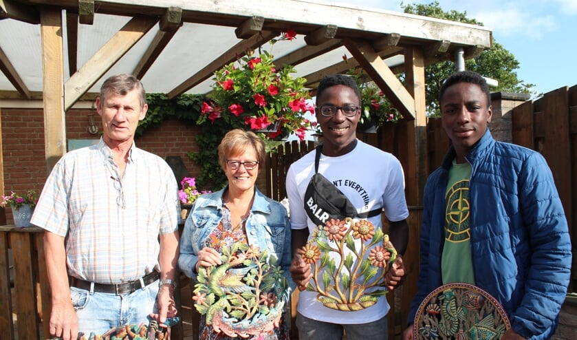 Het gezin Van Zomeren in Nieuw-Vossemeer met Haïtiaanse kunstwerken.