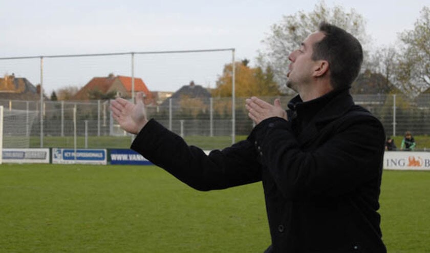 De laatste aanwijzingen van Peter Maas in de blessuretijd. Baronie won met 1-0 van Desk en is nu koploper in de hoofdklasse B.