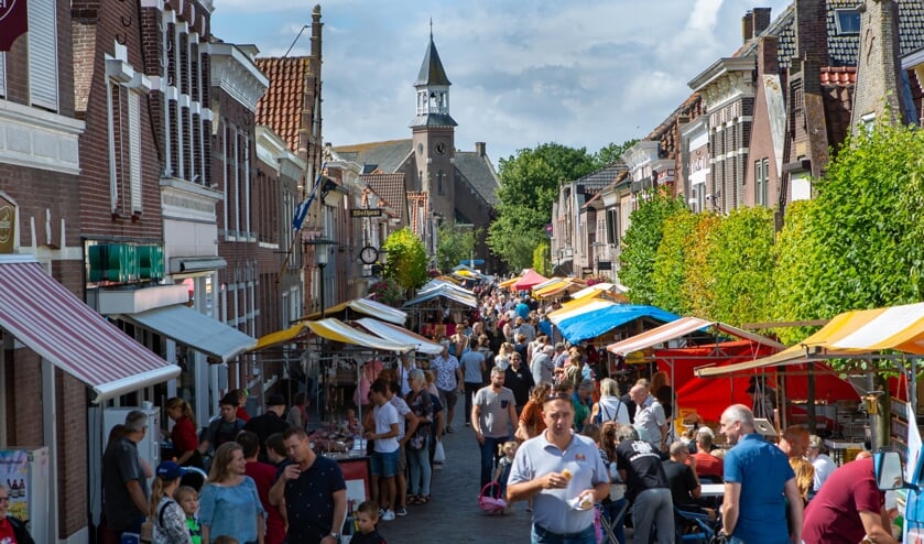 Een gezellige drukte op de braderie in Sint-Annaland.