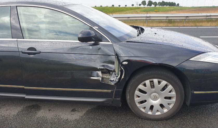 De auto liep schade op.