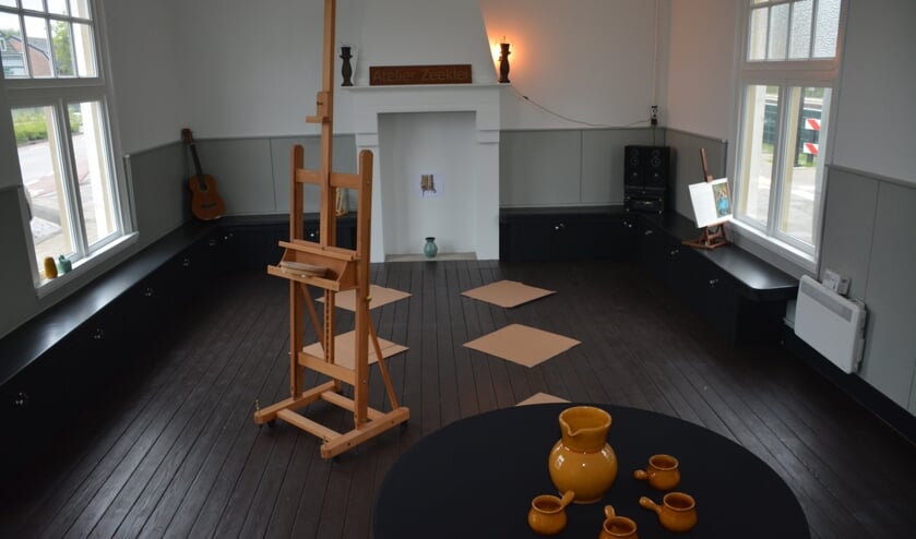 Het atelier in het treinstation wordt ingericht.