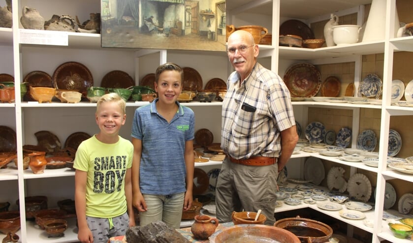 Van links naar rechts Tobias (9) en Robin (12) Plasmans met hun opa in Stadsarcheologie Steenbergen op de open dag.