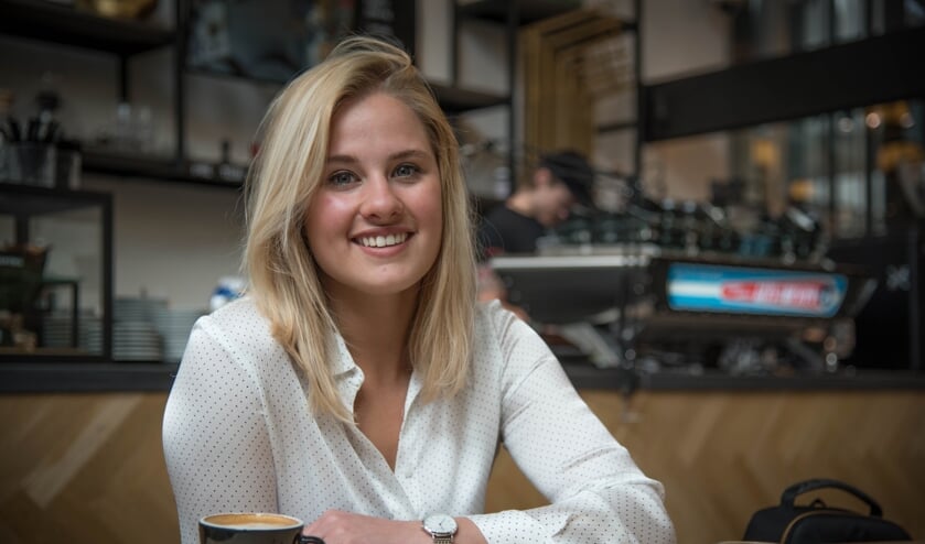 Sam Lasaroms bij een koffietentje in Breda
