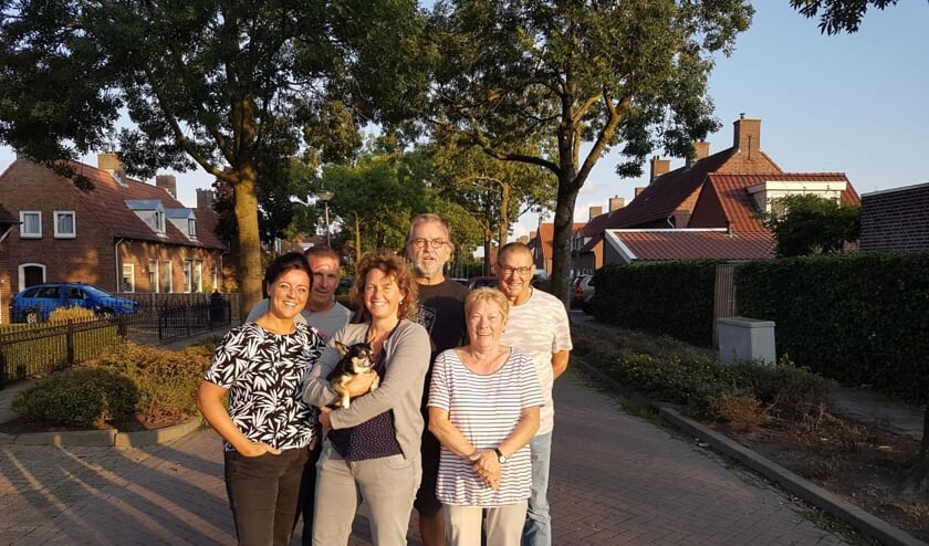 Het straatfeestcomité aan de kop van de Van Glymesstraat. FOTO JUDITH VAN CASTEEL