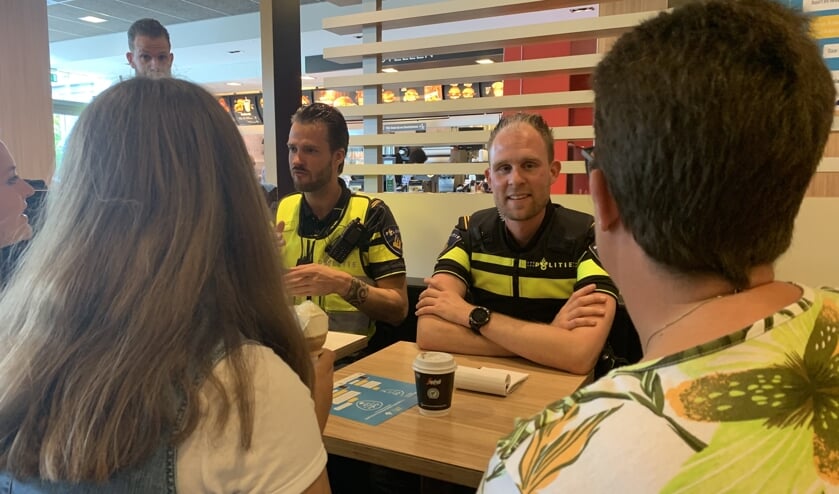 De 14-jarige Kim wil samen met haar moeder informatie inwinnen over werken bij de politie FOTO REMKO VERMUNT