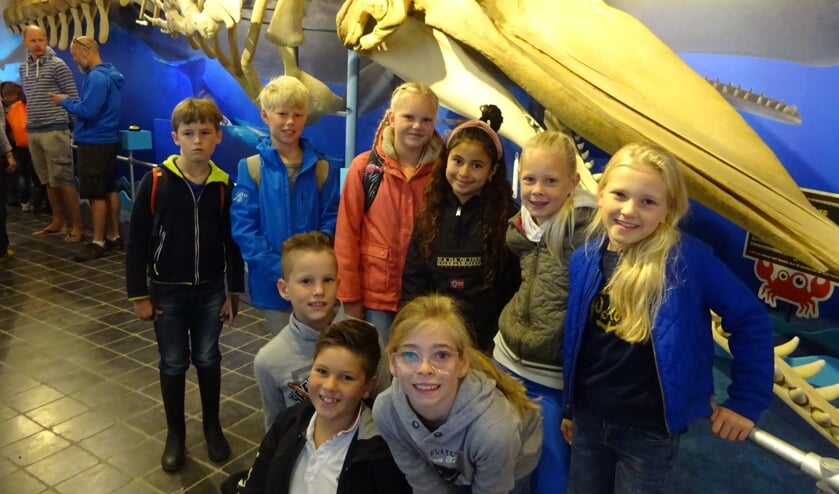 Leerlingen van de Golfslag bij het skelet van Pieter. FOTO MARIELJA TEN BRUGGENCATE