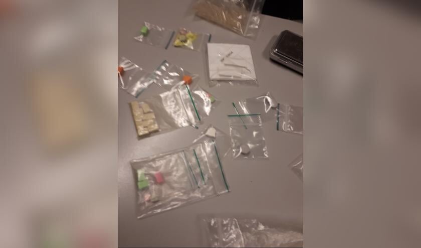 Een deel van de drugs die de verdachte bij had.