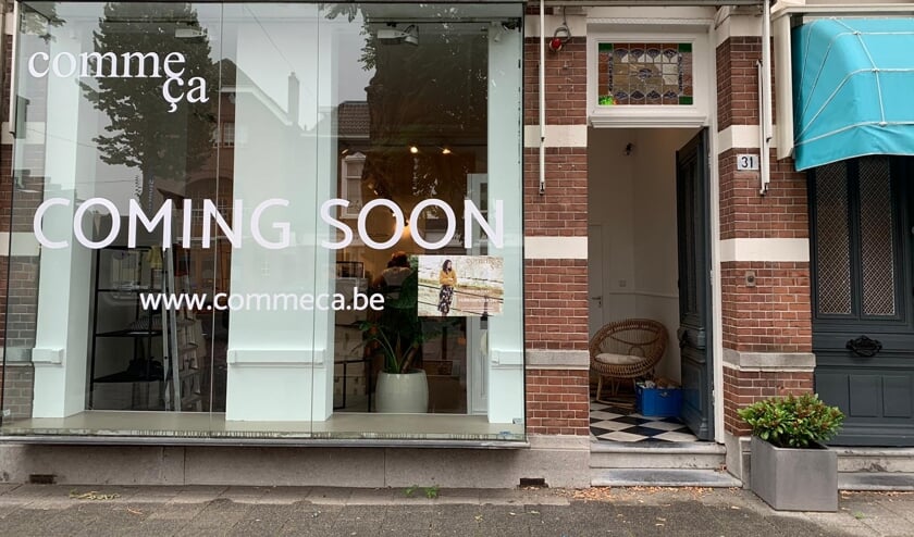 Op de ramen wordt de komst van de winkel al aangekondigd