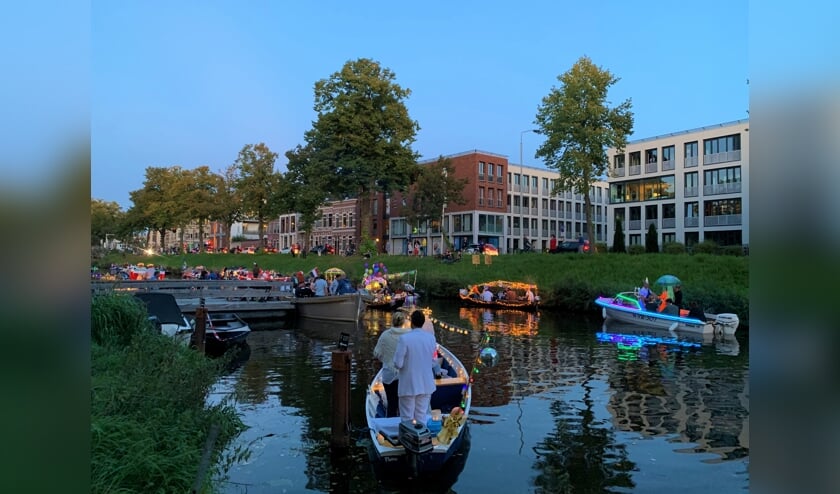 De verlichte bootjes zorgden voor een gezellige sfeer in de Bredase Singels.