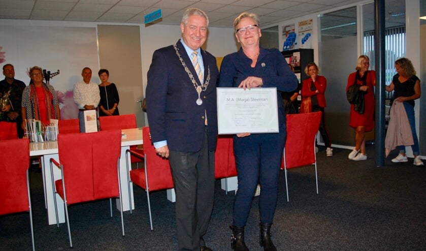 Burgemeester Niederer reikt Roosenspeld uit aan Marja Steeman
