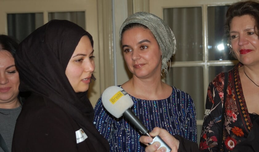 Nora Kasrioui (midden)