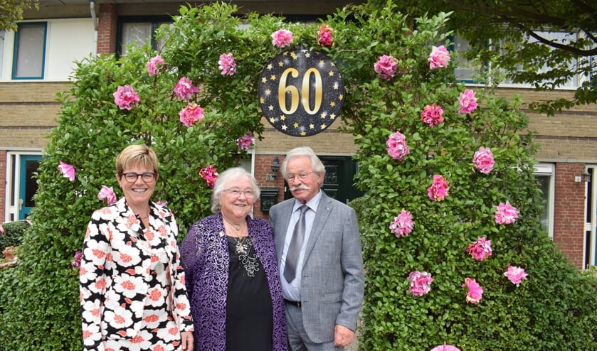 Het gelukkige diamanten paar Jan en Zus werden gefeliciteerd door burgemeester Miranda de Vries. FOTO STELLA MARIJNISSEN