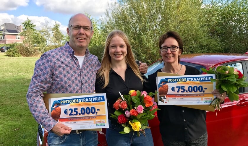 Twee van de winnaars met hun prijzen.