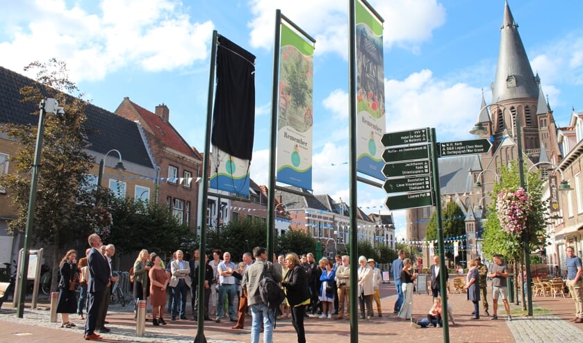 Eén van de banieren kon niet onthuld worden en bleef zwart bedekt met een gerafeld kapot getrokken doek.