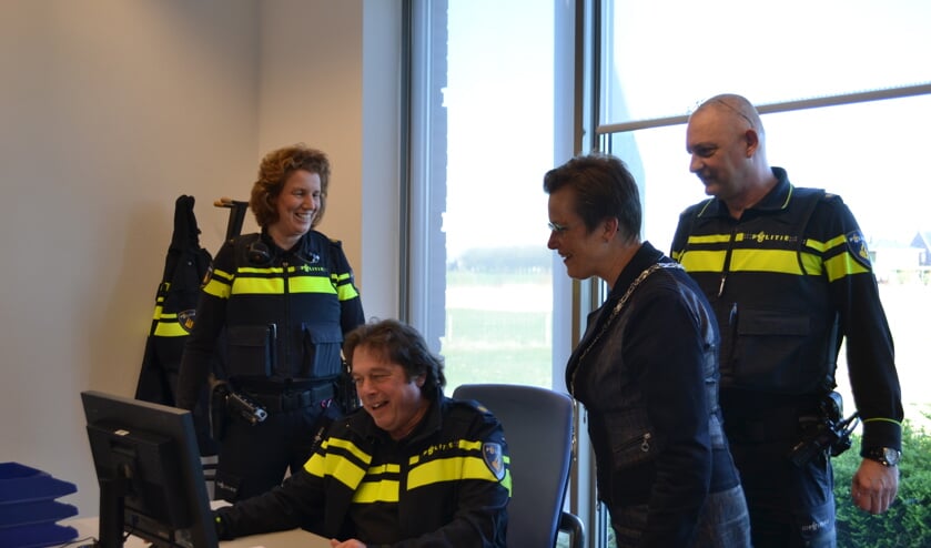 Wie bijvoorbeeld niet naar het Steunpunt Politie in Tholen wil, kaan bellen et Meld Misdaad Anoniem. ARCHIEFFOTO