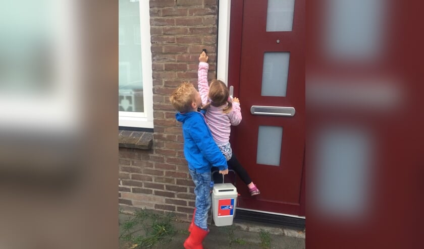 Sjoerd en Marit doen hun uiterste best tijdens de collecte.