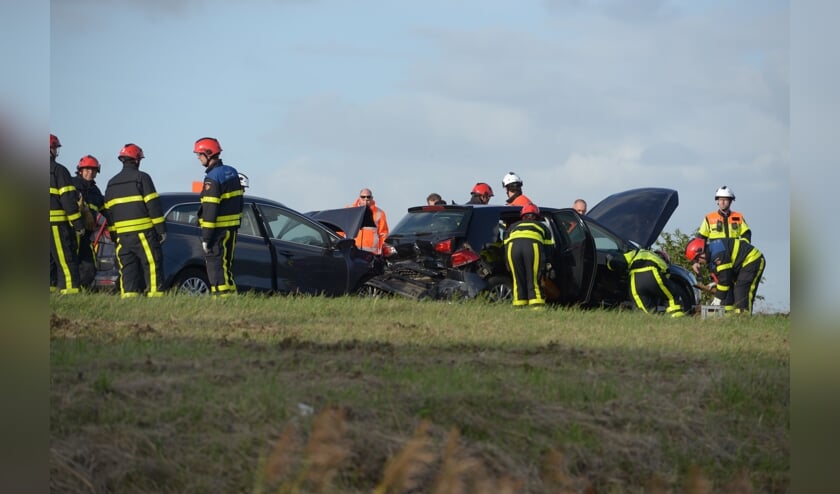 Beide auto's raakten beschadigd.
