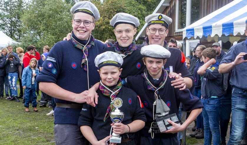 Achterste rij vlnr Gijs Kruize, Sem Spaanders, Martijn Minderhoud - Voor Elan Andringa, Vincent den Ridder met de eerste prijs Landelijke scouting zeilwedstrijden in Harderwijk