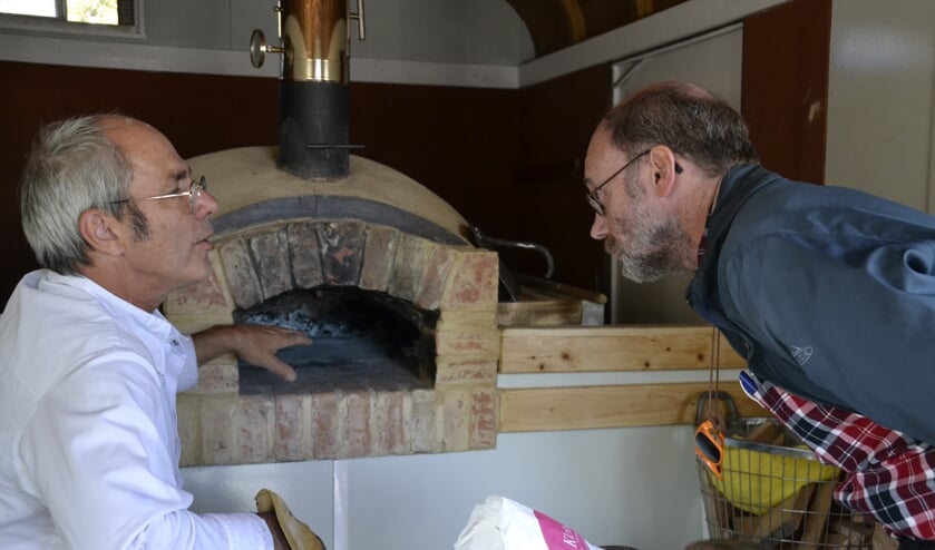 Sjaak Adriaanse is één van de bezoekers van Bakkerij de Eenvoud FOTO REMKO VERMUNT
